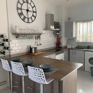 https://tres-hermanos-recently-refurbished-2-bedroom-apartment.1costadelsol.com